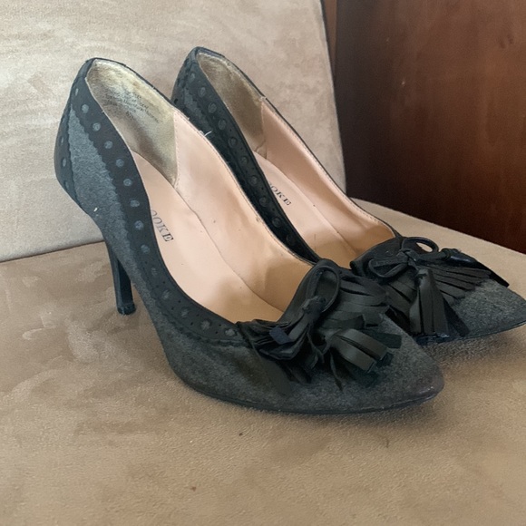 Audrey Brooke grey shoes with black accents - Picture 2 of 6